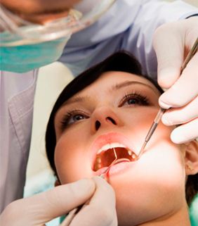 Clínica Dental Calomarde mujer en revisión dental