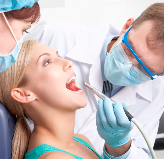 Clínica Dental Calomarde mujer en odontología 